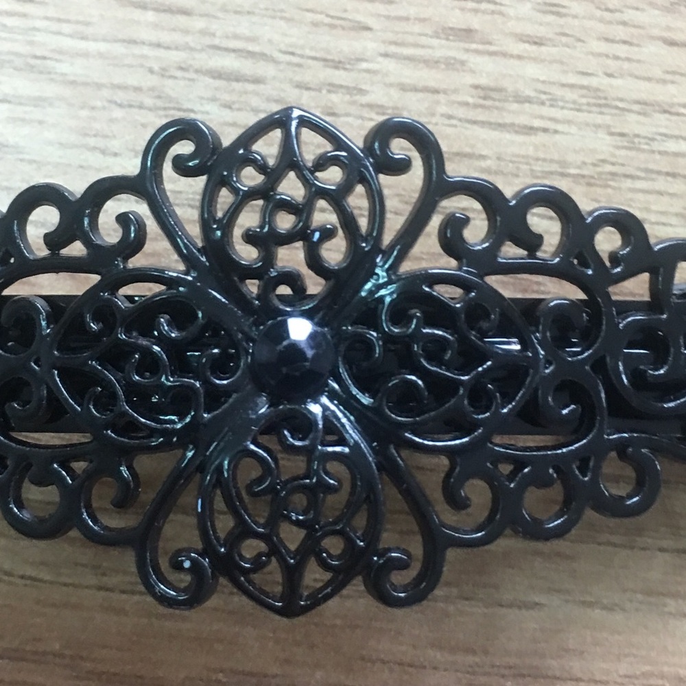 Black enamel hair clip